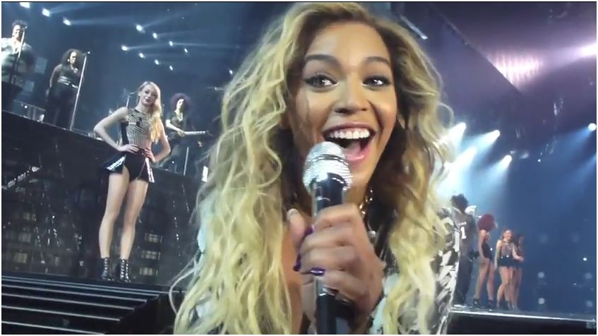 Beyoncé e gli auguri ad una fan durante un concerto (video)