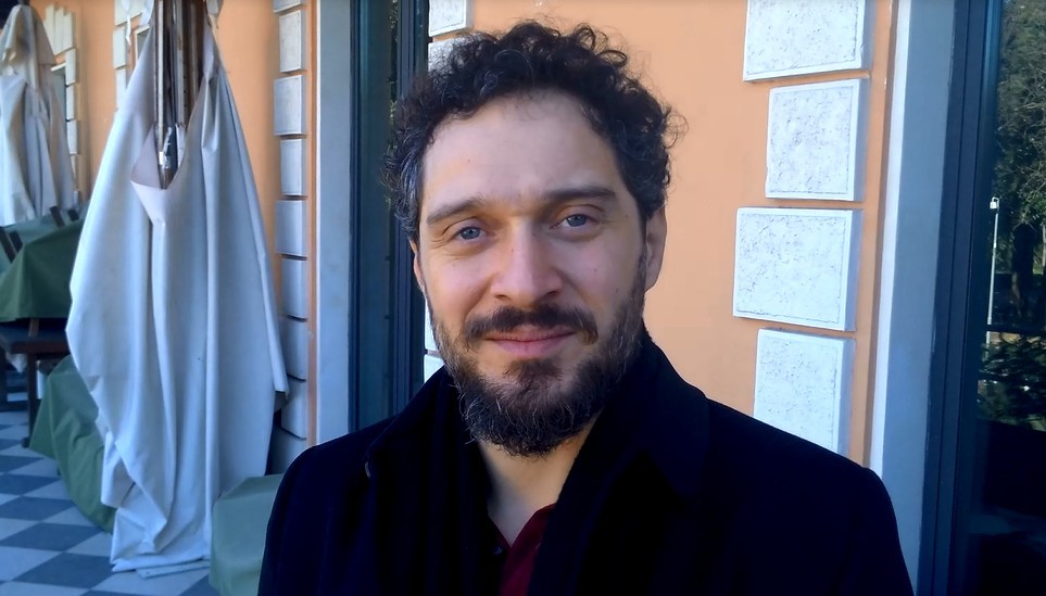 Claudio Santamaria a TvBlog: “Faccio poca fiction per mia scelta. Report è la tv che andrebbe fatta di più” (VIDEO)