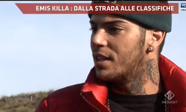 Emis Killa: “Mi criticano se ho collana d’oro e vestiti firmati nei video ma è il cliché dei rapper”