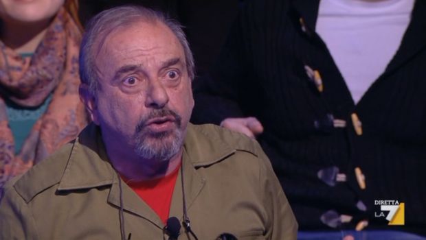 Servizio Pubblico, Vauro contro Briatore: “Anziano milionario, che ne sa di chi non arriva a fine mese?” (VIDEO)
