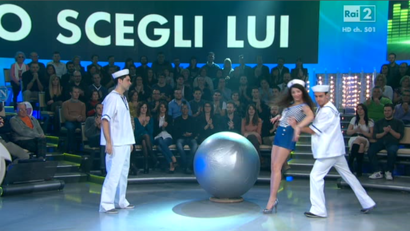 Nicola Savino canta la cover dance di Ti devi decidere dei Los Marineros (testo e video)