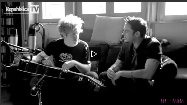 Home Sessions, il music docu di Repubblica con Enrico Silvestrin e Niccolò Fabi. Che smentiscono il legame con una scuola privata