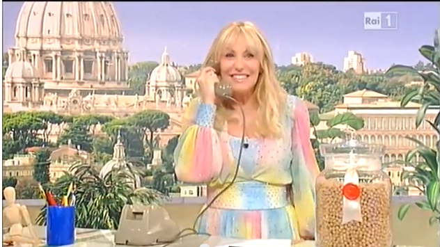 Antonella Clerici scimmiotta la Carrà col gioco dei fagioli? I fan di Raffa criticano l’omaggio (video)