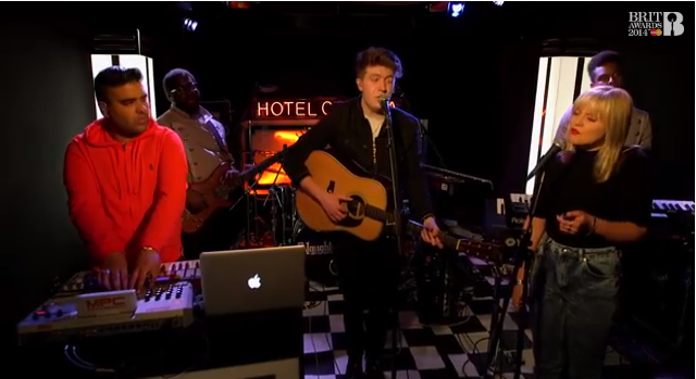 Adele, Rolling in The Deep: cover di Naughty Boy feat. Chasing Grace alle BRITs Sessions 2014