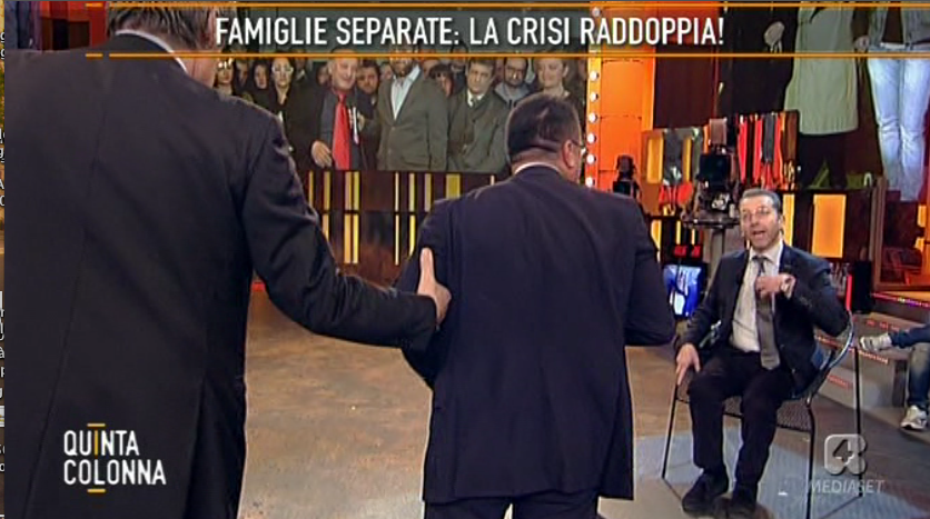 Quinta colonna, Del Debbio contro Renzi per la Ruota della fortuna: “A noi girano le palle”. Bonanno: “Alla Fornero un calcio nel sedere”