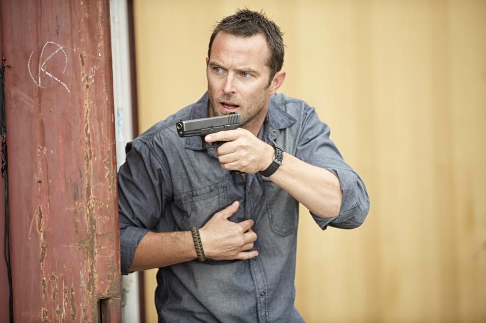 Strike Back, stop alle riprese dell’ultima stagione dopo l’infortunio di Sullivan Stapleton