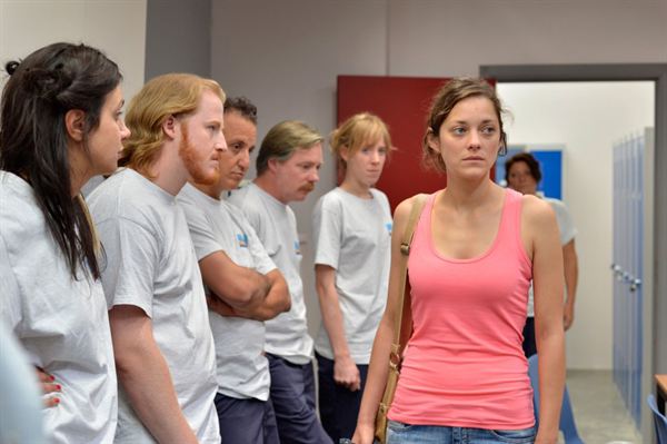Deux Jours, Une Nuit: prime foto di Marion Cotillard nel film dei fratelli Dardenne