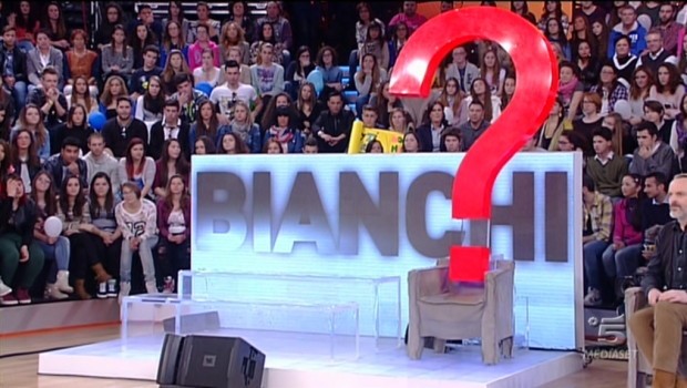 Amici 13, nuovi indizi sul direttore artistico della squadra bianca da Maria De Filippi: “E’ un giovane uomo, ex talent, non ha vinto X Factor o Sanremo”
