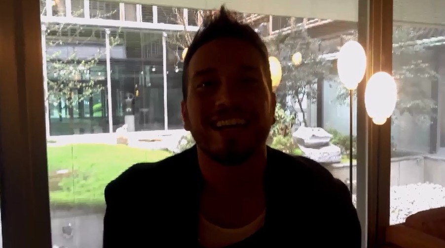 La pista, Antonino Spadaccino a TvBlog: “Torno a cantare e ballare come ad Amici” (VIDEO)