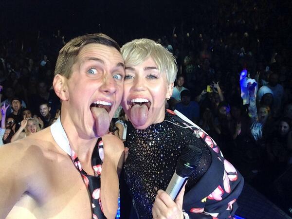 Miley Cyrus canta Adore You al ragazzo che l’ha invitata al ballo studentesco (video)