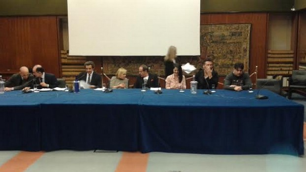La pista, la conferenza stampa. Insinna: “Non è un talent show”. Endemol: “In Italia prime time troppo lungo”