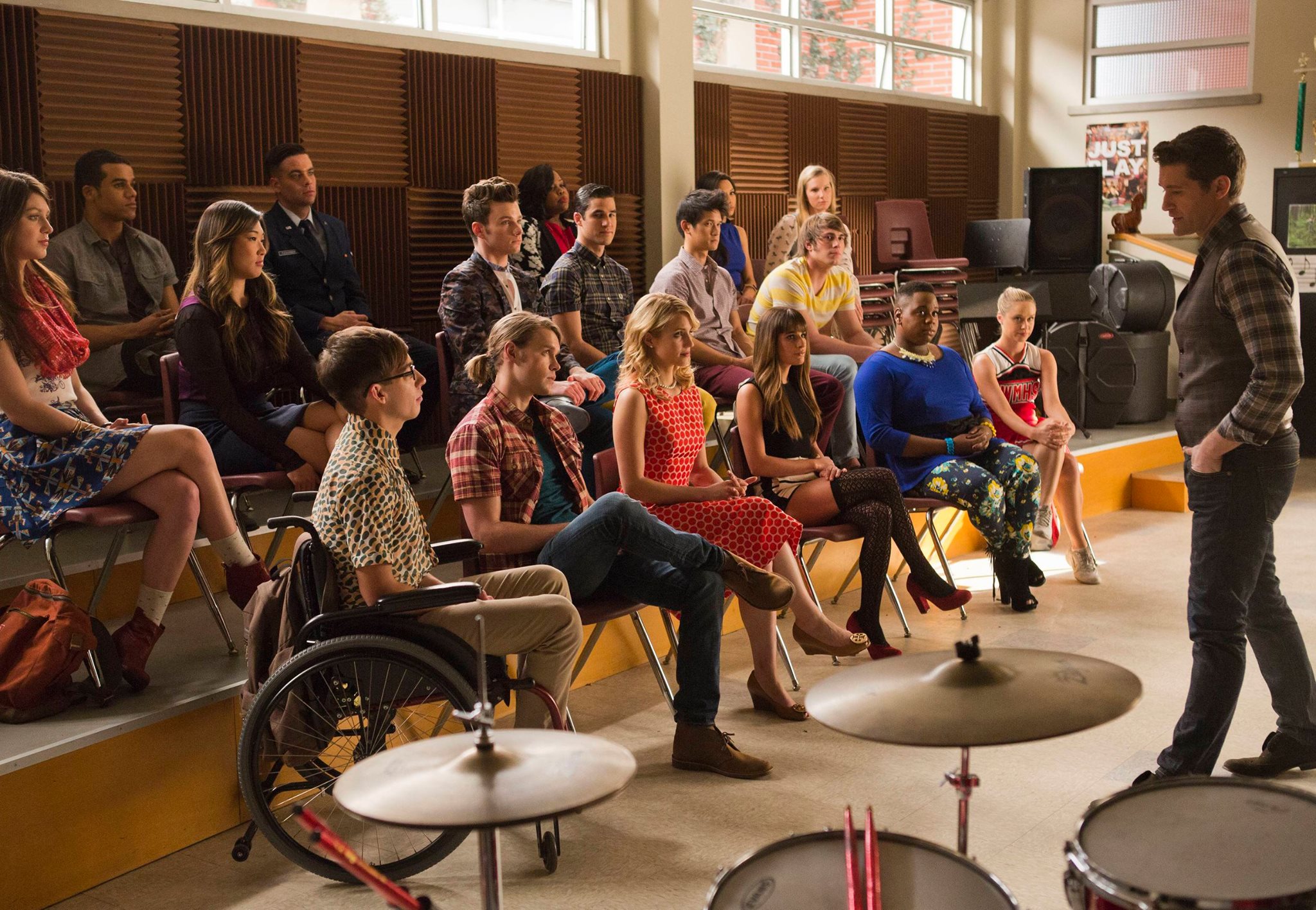 Glee, il centesimo episodio tra il ritorno del cast originale, l’omaggio a Cory Monteith e la “fine” del liceo