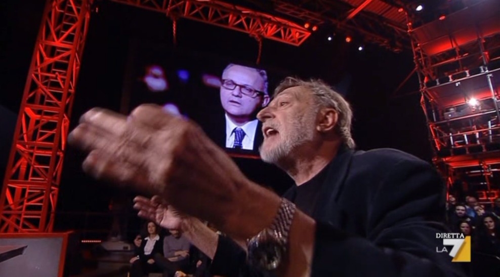 Servizio Pubblico, scontro Strada-Mauro: “Lei è un fantasma” “È come discutere con un aspirapolvere, vaffa…” (VIDEO)