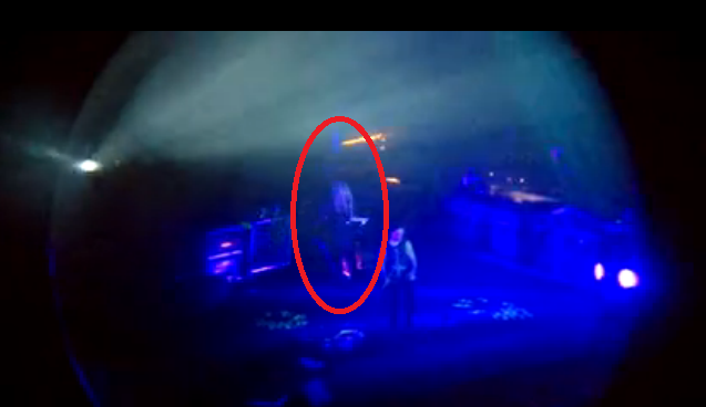 Avril Lavigne in concerto scappa via urlando (video)