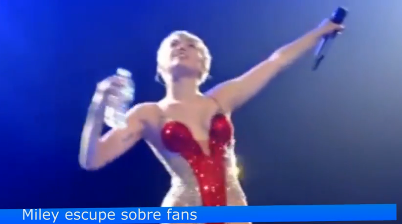 Miley Cyrus sputa acqua sul pubblico durante un concerto (video)