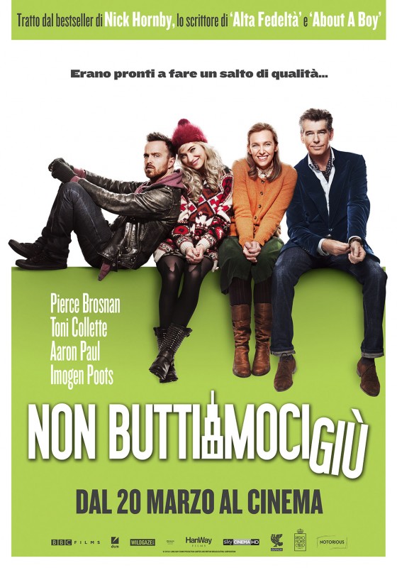 Non buttiamoci giù – locandina italiana e foto della commedia con Pierce Brosnan e Aaron Paul