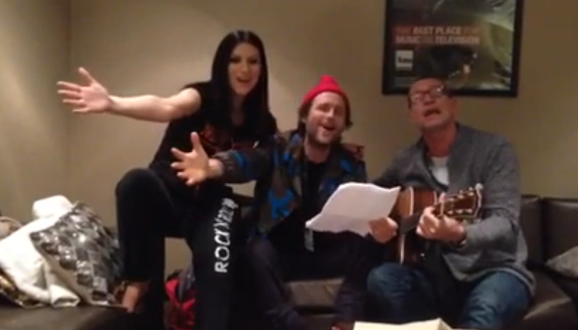 Laura Pausini, Jovanotti e Biagio Antonacci cantano per Fiorello (video)