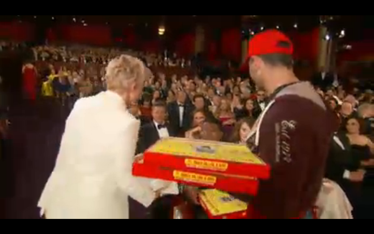 Oscar 2014: Ellen DeGeneres consegna 1.000 dollari di mancia al “pizza guy”