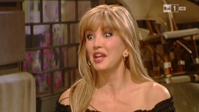 Milly Carlucci a S’è fatta notte: “La mia generazione si è emancipata in tv, ma ora manca la femminilità”. E una volta ha fatto una gaffe…