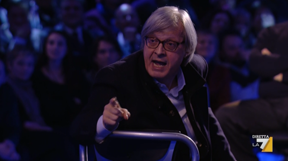Servizio Pubblico, Vittorio Sgarbi contro uno spettatore: “Pezzo di merd@, studia, capra e buffone” (VIDEO)