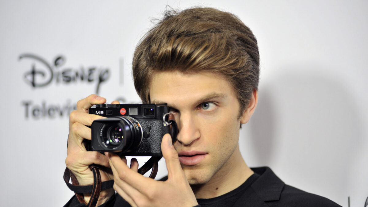 Serie tv 2014-15, le novità: Brad Paisley in Due uomini e mezzo,  Frank Spotnitz lavora ad una serie tv su Freud, Keegan Allen in Final Exam