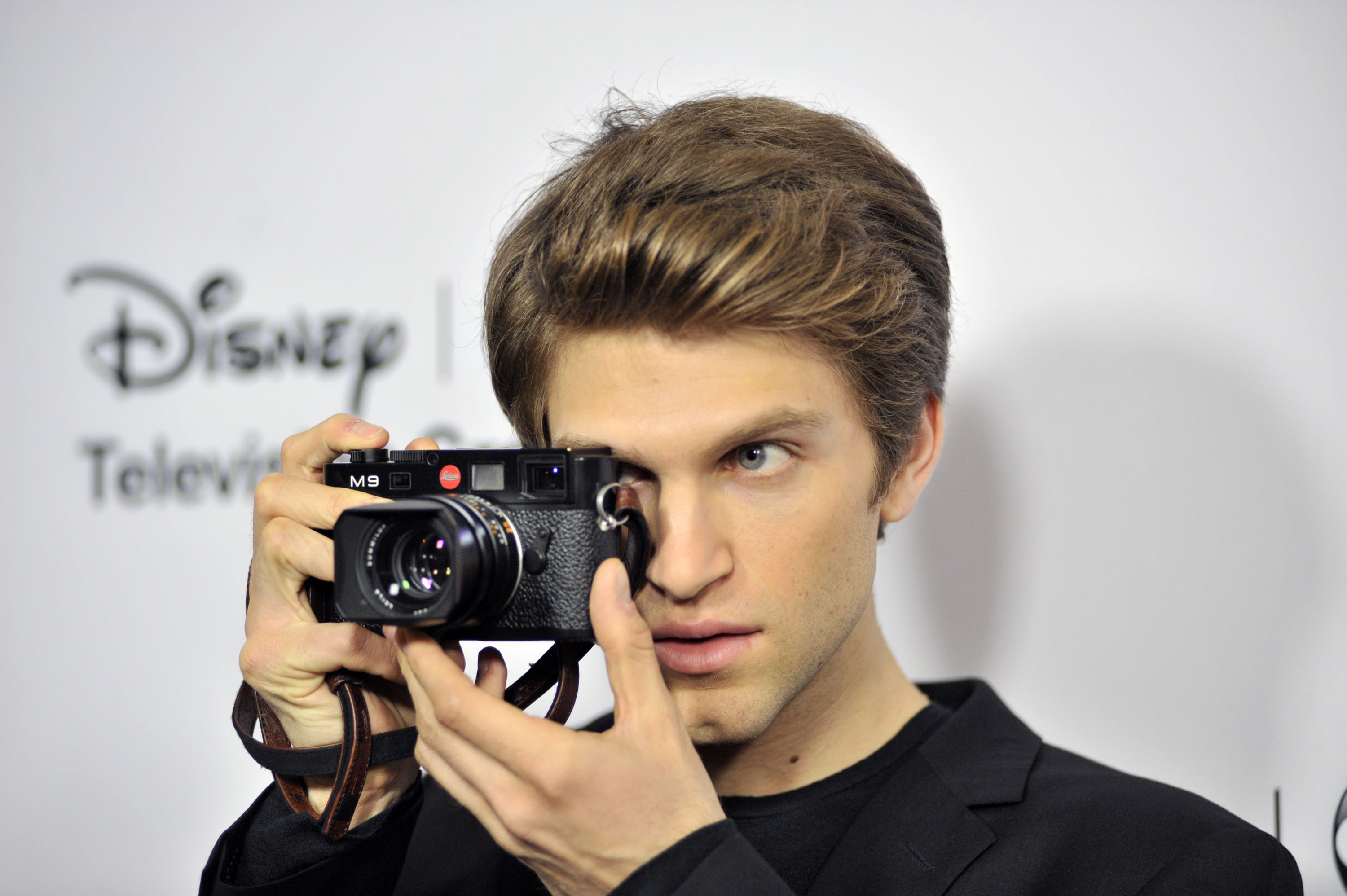 Serie tv 2014-15, le novità: Brad Paisley in Due uomini e mezzo,  Frank Spotnitz lavora ad una serie tv su Freud, Keegan Allen in Final Exam