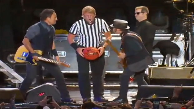 Bruce Springsteen suona i Van Halen: il video di Jump