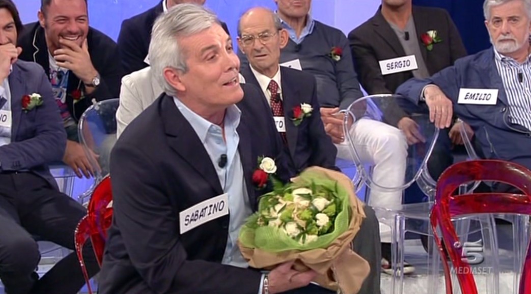 Uomini e donne, la banana dei vecchietti di Maria De Filippi non è antirazzista ma allusiva (in fascia protetta)