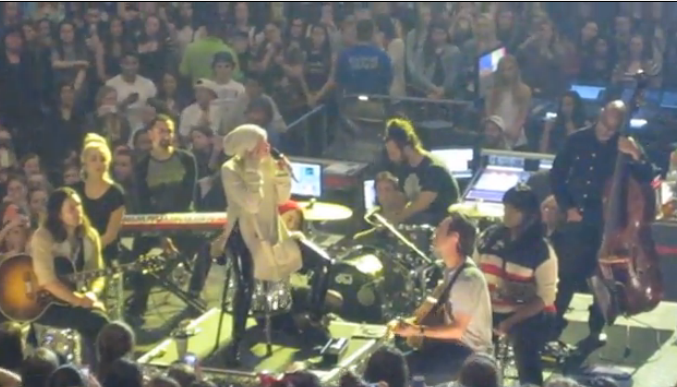 Miley Cyrus piange in concerto dopo la morte del suo cane Floyd (video)