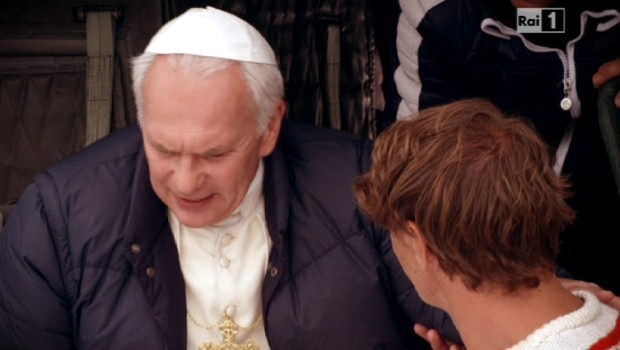 Non avere paura, il film-tv evita di replicare le fiction su Papa Giovanni Paolo II, ma rappresenta il Pontefice senza esagerare