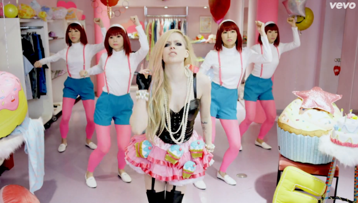 Avril Lavigne, Hello Kitty il video massacrato dalla stampa (e accusato di razzismo)