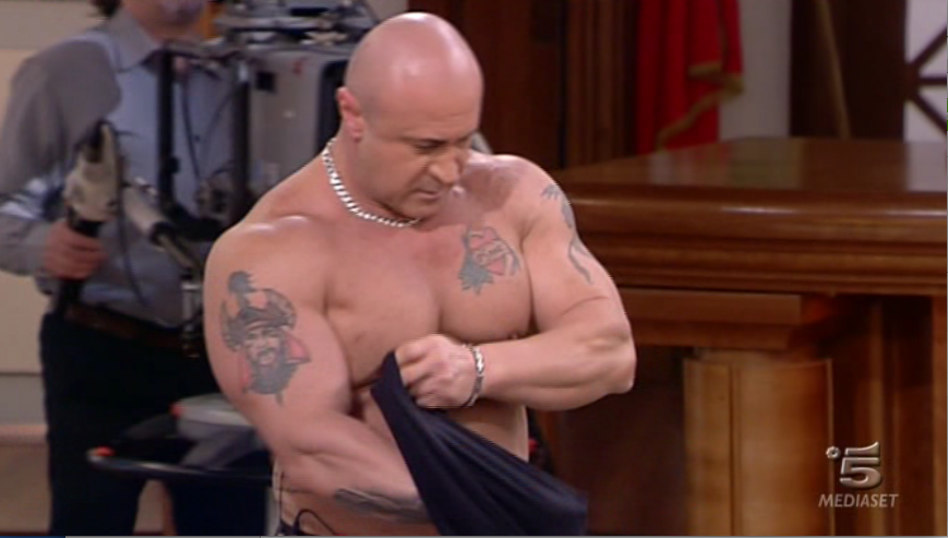 Forum, Gaetano Batman si spoglia