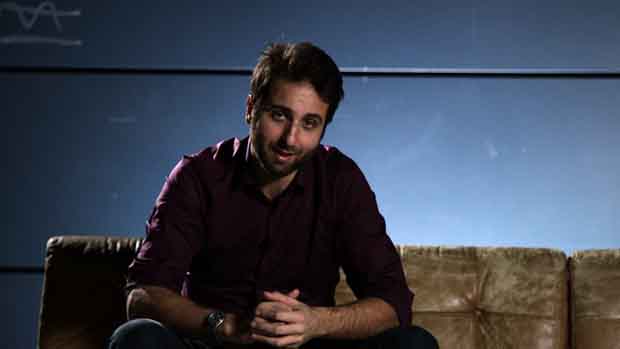 DALLA A A laeffe, l’alfabeto radical pop e un po’ egomane di Matteo Caccia. Che si presenta ogni volta