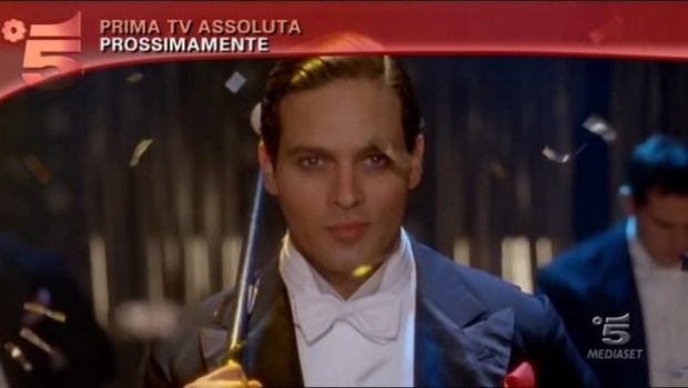Rodolfo Valentino: nudo integrale di Gabriel Garko, Canale 5 taglia la scena e il regista porta Mediaset in tribunale