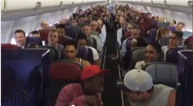 The Lion King in Australia, il cast del musical canta sull’aereo: video