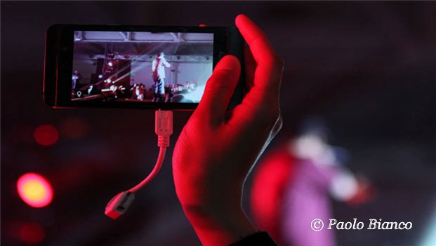 Uomo costretto a guardare un concerto con i suoi occhi: dramma sfiorato