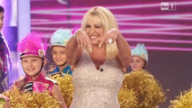 Stasera in tv, 26 aprile 2014: chiude Ti lascio una canzone, continua Amici 13, si aspettano i Papi Santi