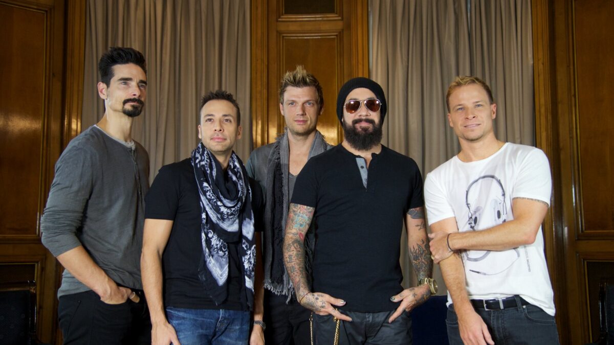 Backstreet Boys magazzinieri in uno spot svedese: cantano Larger Than Life (Video)