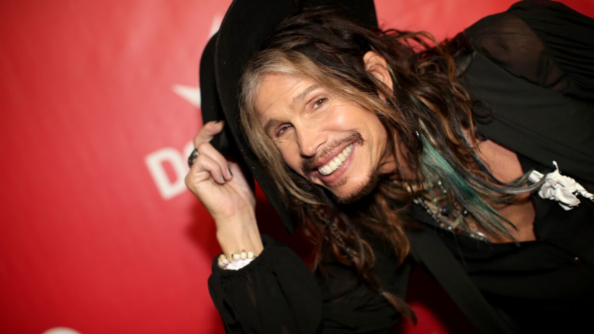 Aerosmith, Steven Tyler non ricorda più il testo di Crazy! (Video)