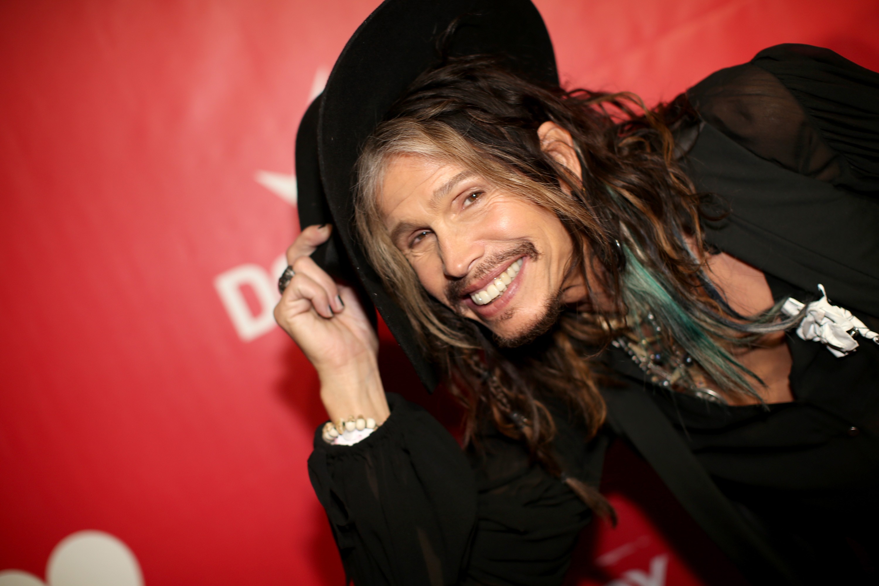 Aerosmith, Steven Tyler non ricorda più il testo di Crazy! (Video)