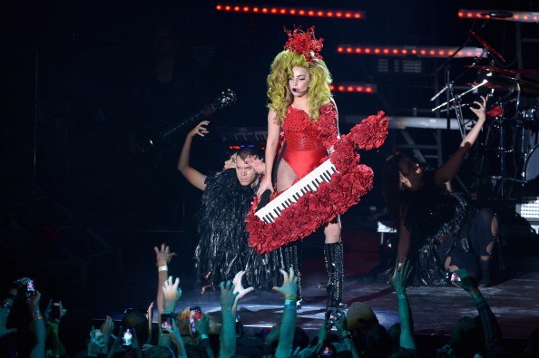 Lady Gaga, artRAVE scaletta del concerto, esibizioni video