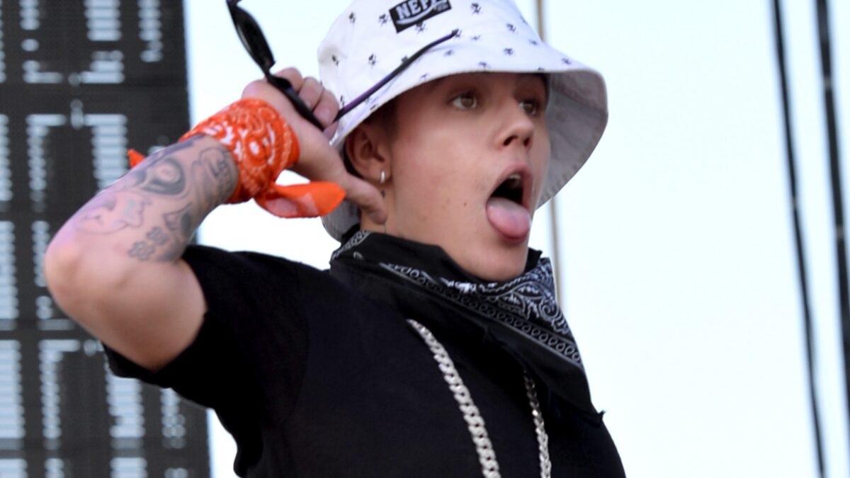 Justin Bieber rappa Dear Mama di Tupac a Cannes (Video)