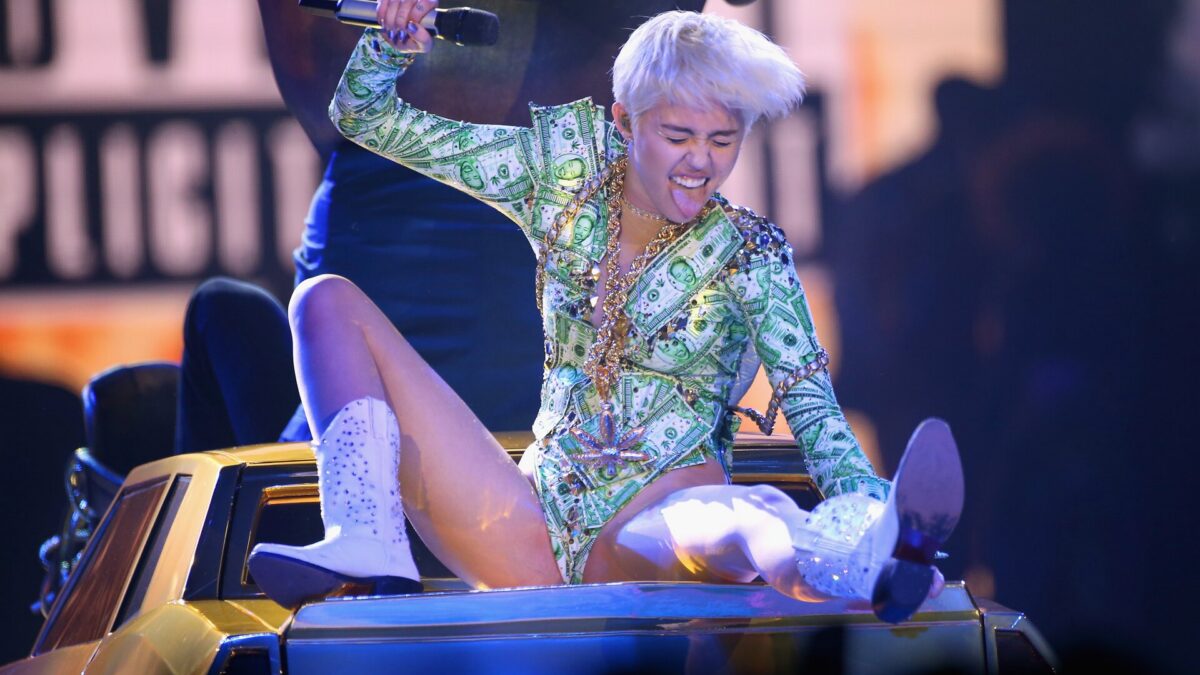 Miley Cyrus canta There is a light that never goes out degli Smiths (Video)