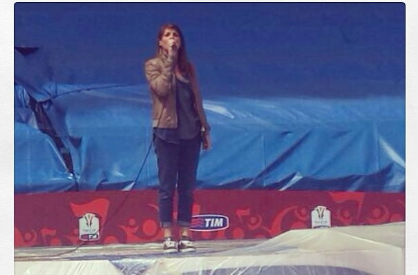 Alessandra Amoroso fischiata durante l’Inno di Mameli (video)