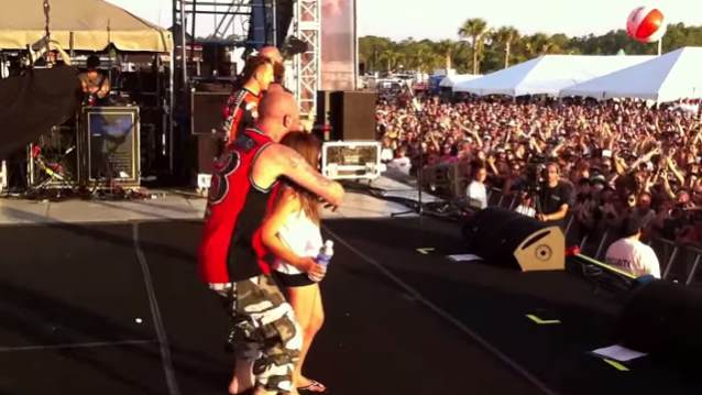 Five Finger Death Punch, nei guai per “testi osceni davanti a minorenni”