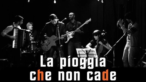 La pioggia che non cade: musica e parole in viaggio dall’album alla commedia musicale