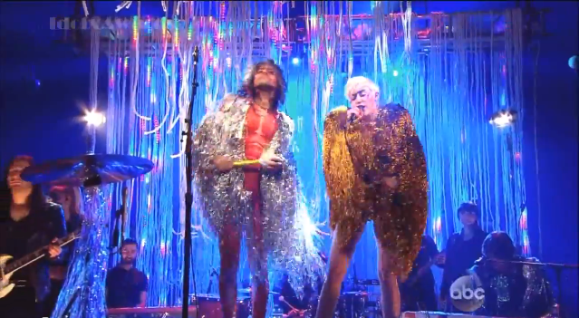 Miley Cyrus e Flaming Lips, cover di Lucy In The Sky With Diamonds dei Beatles: testo e video
