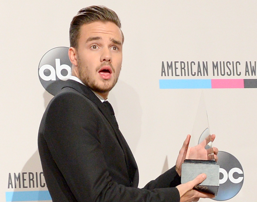 One Direction, Liam Payne cade all’indietro sul palco (Video)