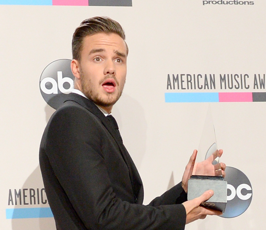 One Direction, Liam Payne cade all’indietro sul palco (Video)