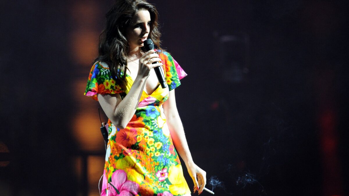 Lana Del Rey, critiche e polemiche per la mascherina indossata durante un incontro con i fan
